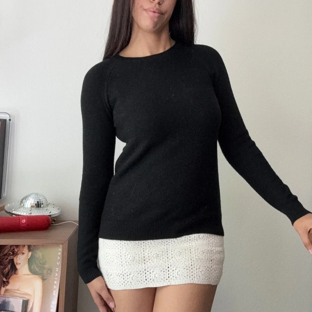 Lululemon Black Long Sleeve Knit Raglan Crewneck Sweater with Back Detail - Picture 3 of 8